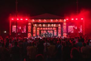 Синоќа во Прилеп, граѓаните преку песна ја најавија 35 годишнината од Независноста на Македонија