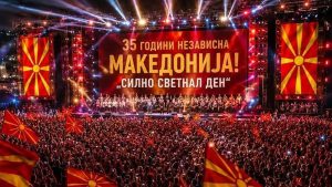 Прилеп е подготвен! Денеска на градскиот плоштад ќе настапат над 100 изведувачи од музичко-сценскиот спектакл „Силно светнал ден“, по повод 35 години Независност на Република Македонија