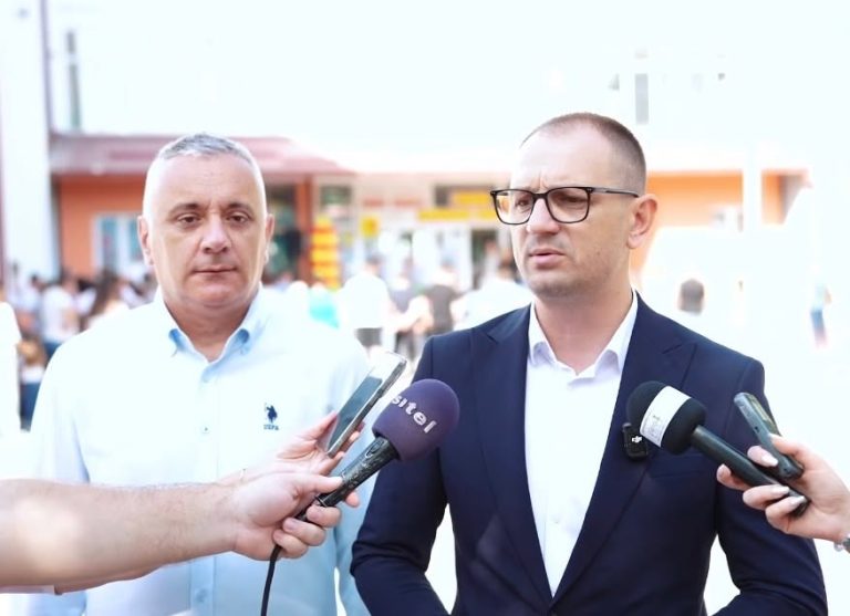ВИДЕО: Во Прилеп започна учебната година за 5.600 основци и 2.800 средношколци кои денес седнаа во училишните клупи