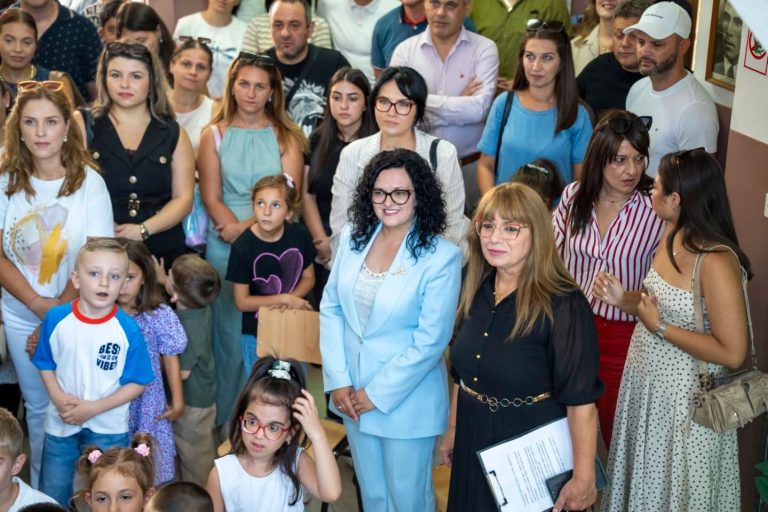 ДЕТСКА РАДОСТ: Во ООУ “Кочо Рацин” – Прилеп слатките првачиња го означија почетокот на новата учебна година