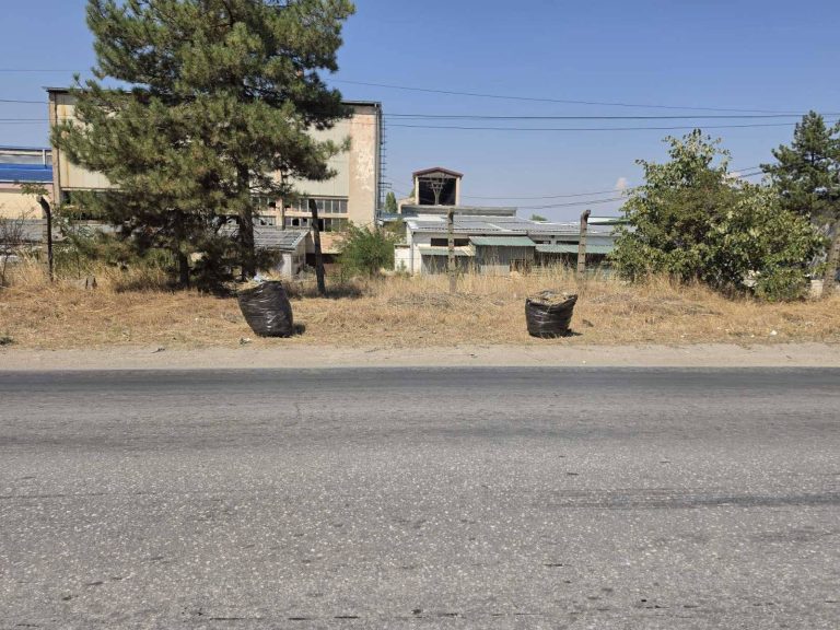 Прилепските комуналци го исчистија стариот пат Прилеп – Битола, на потегот од “Анита”, па се до одјавната сообраќајна табла